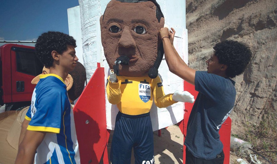 Hondureños listos para darle fuego a piñatas de árbitro salvadoreño Iván Barton