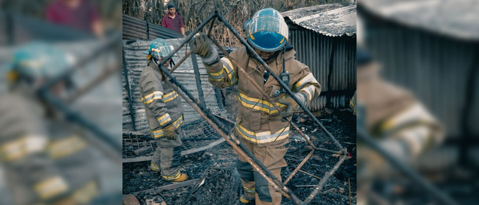 Bomberos remueve escombros tras sofocar incendio en vivienda construida con lámina y madera