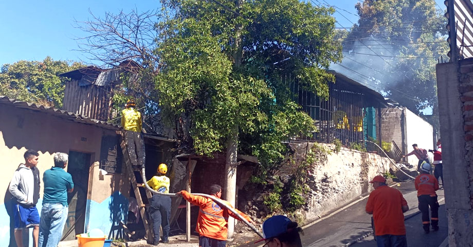 Bomberos de El Salvador atiende incendio estructural en San Salvador
