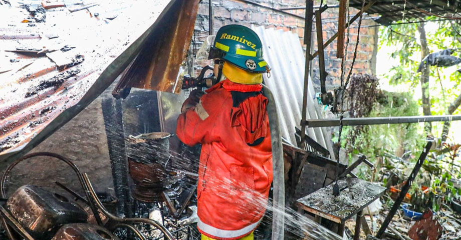 Bomberos controla incendio estructural en vivienda de Mejicanos