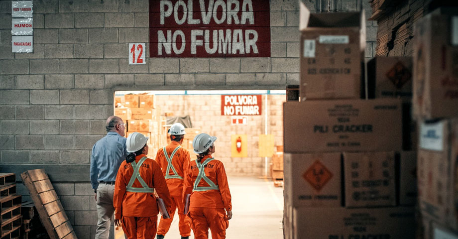 Personal de Bomberos verifica legalidad  y seguridad en coheterías de San Salvador