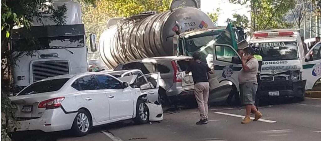 Camión impacta con más de una docena de vehículos en Ruta Interamericana, Guatemala