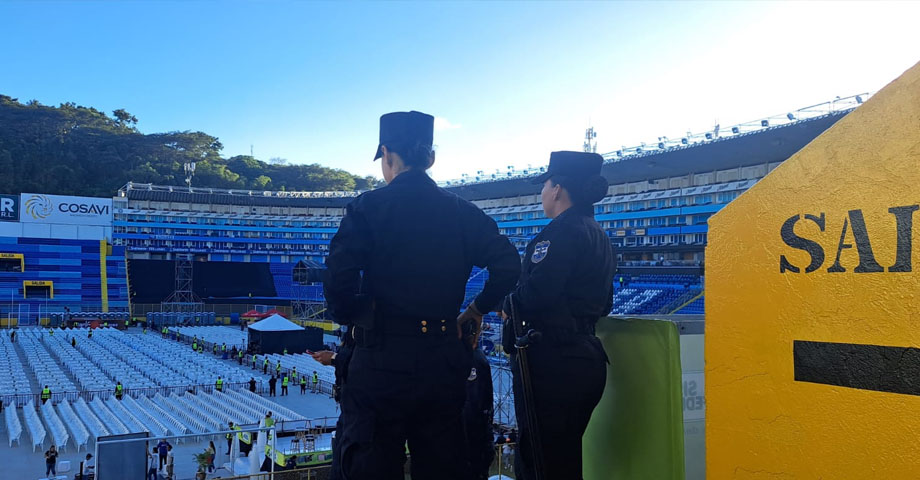 Elementos policiales se preparan para brindar seguridad durante concierto de Marc Anthony en estadio Cuscatlán
