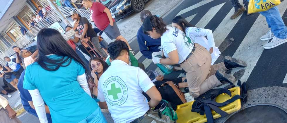 Atropellan a tres médicos frente al hospital Bloom