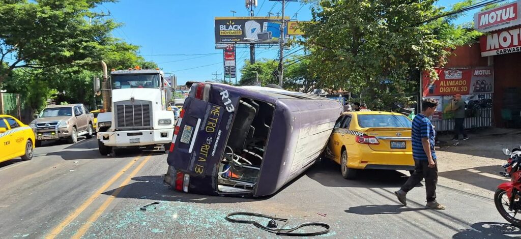 Microbusero se accidenta contra un taxi en bulevar Roosevelt, San Miguel