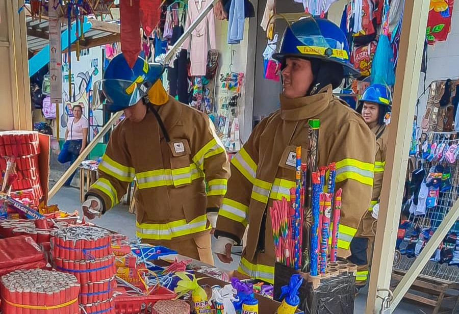 Bomberos realizan monitoreo preventivo en ventas de productos pirotécnicos