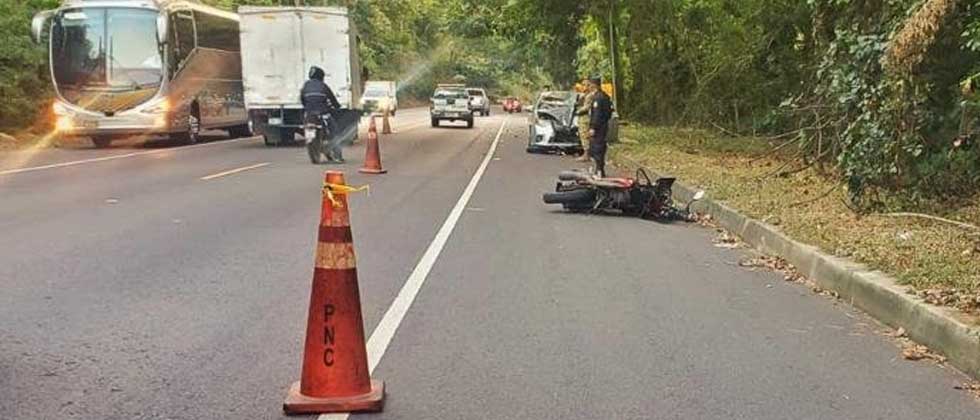 Motociclista pierde la vida tras impactar de frente contra un vehículo
