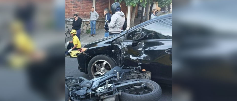 Motociclista queda tendido sobre el pavimento tras chocar contra vehículo en San Salvador