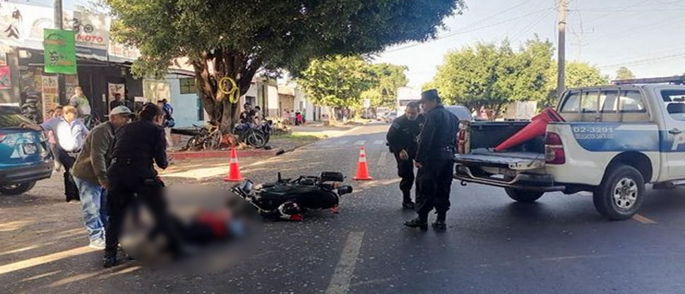 Motociclista queda tendida sobre la carretera tras accidentarse en Santa Ana