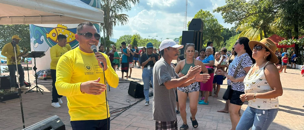 Orquesta Nueva Esperanza de Centros Penales pone a bailar a turistas en parque recreativo Apulo