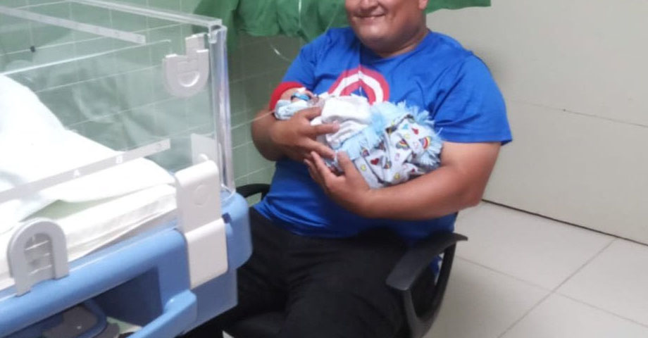 Padre de bebé que había sido raptado en San Miguel lo carga en sus brazos tras recuperarlo