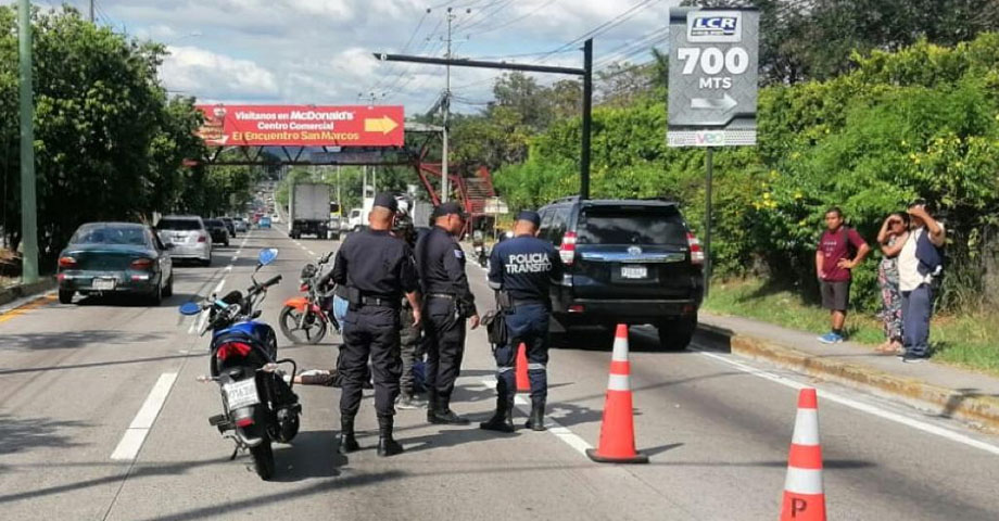 Persona de la tercera edad es atropellada en autopista a Comalapa