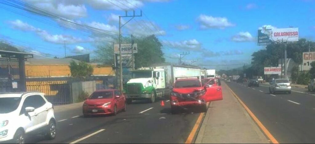Se registra múltiple choque en carretera a Quezaltepeque
