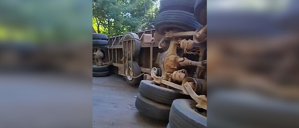 Reportan rastra volcada en carretera Litoral
