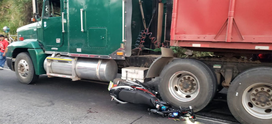 Motociclista gravemente lesionado al quedar debajo de una rastra en Comalapa  