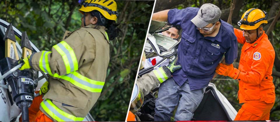 Bomberos rescatan a conductor que quedó atrapado en un choque