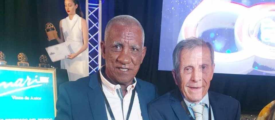 Extécnico de Alianza recibe reconocimiento deportivo en Uruguay