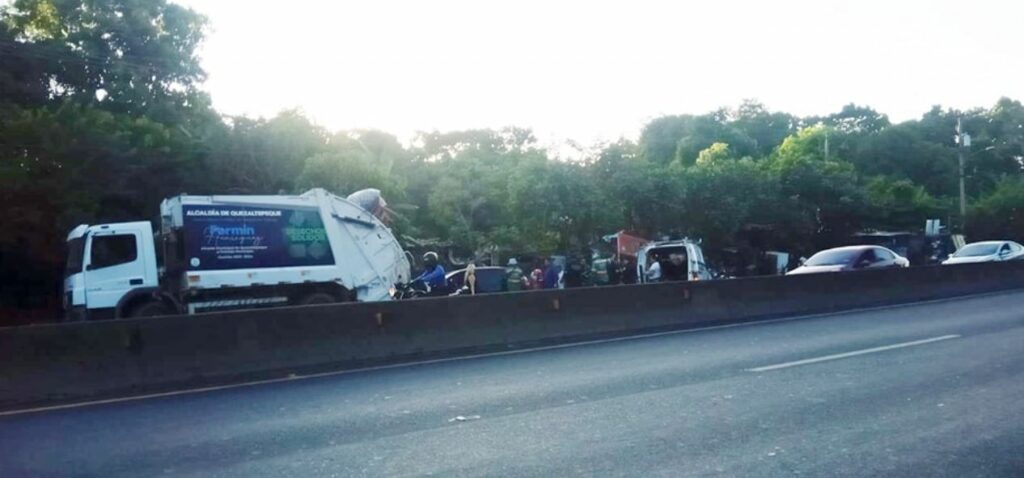 Conductor choca con la parte trasera de un camión de aseo en carretera a Quezaltepeque