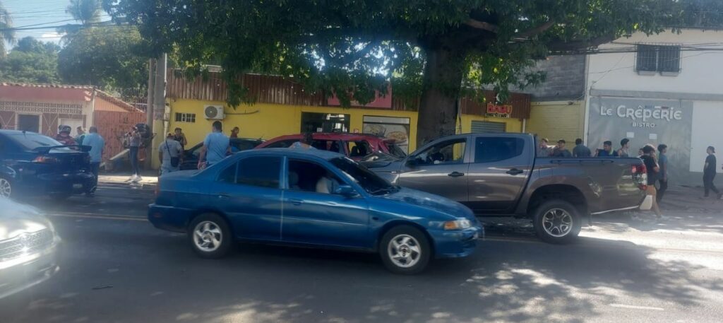 Reportan múltiple choque en avenida Roosevelt, San Miguel