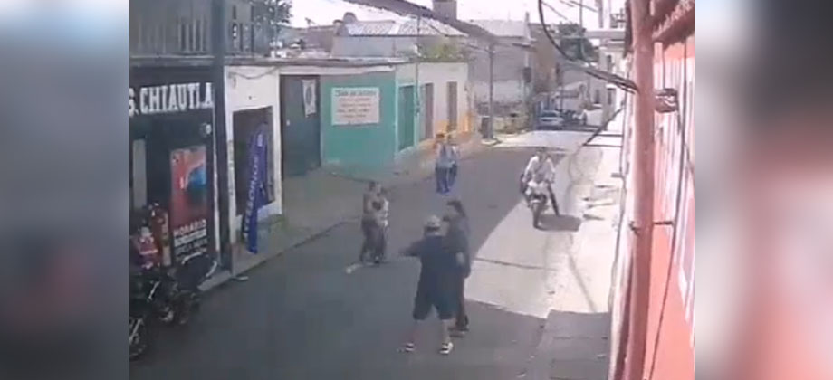 Cámara capta momentos de pánico tras fuerte temblor en México