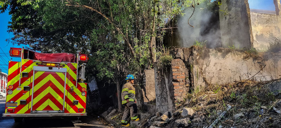 Bomberos atienden a reporte de incendio en maleza en Soyapango