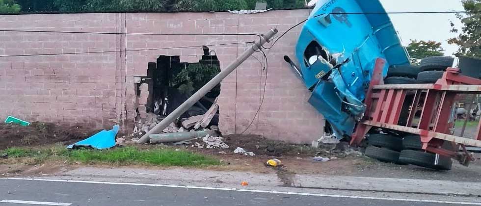 Conductor de una rastra fallece tras impactar contra un muro