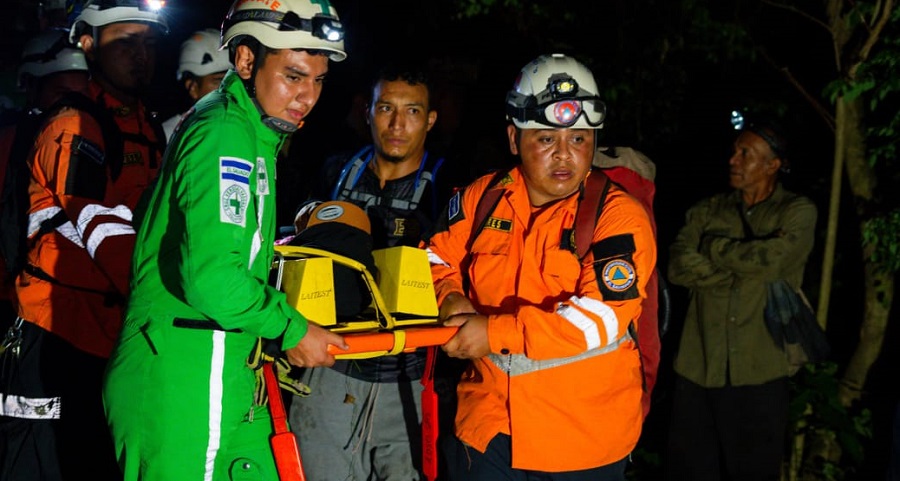 Rescatan a 18 turistas que se extraviaron en el volcán de San Miguel