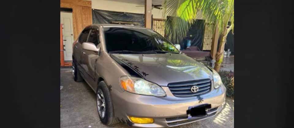 Vendedor pide $7,700 por un automóvil sedan 2003