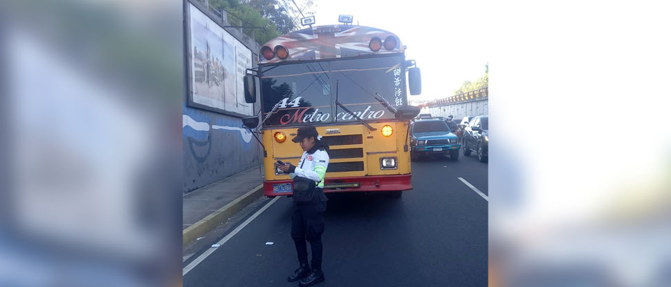 Multan a busero de la 44 por ir distraído con el celular mientras conducía