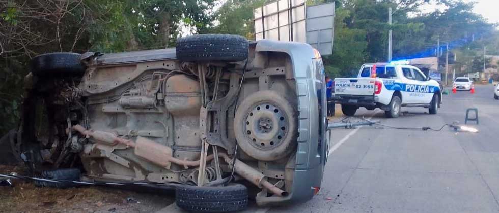 Reportan dos personas lesionadas tras volcar camioneta