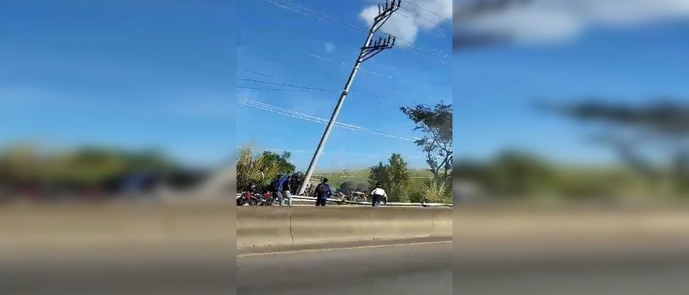 Reportan camión volcado en cercanías al redondel Integración