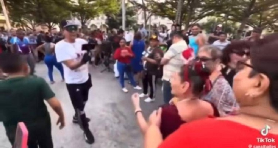 Triste: Yajaira desprecia petición de foto de un niño que no podía pagarle $20