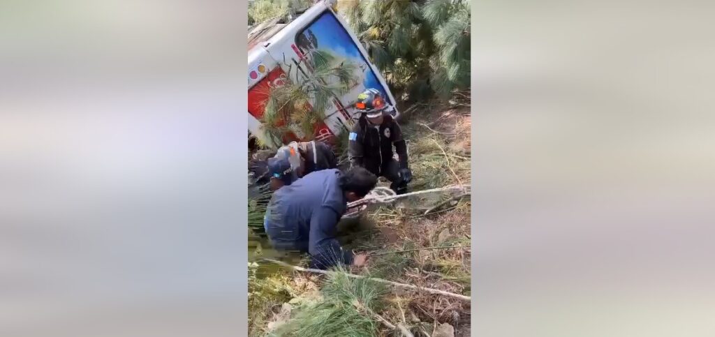 Autobús cae en un barranco y deja dos fallecidos y varios lesionados en Guatemala