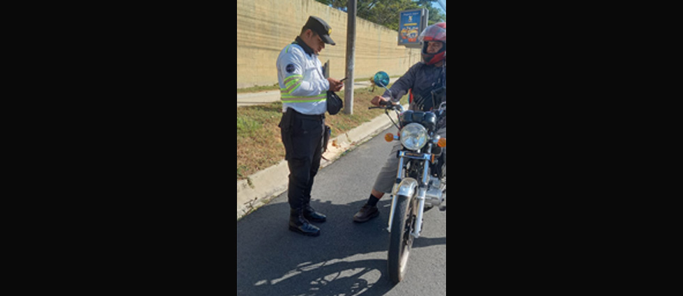 Sancionan a conductor por circular en el hombro de la vía