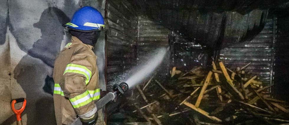 Sofocan voraz incendio en fábrica de La Libertad