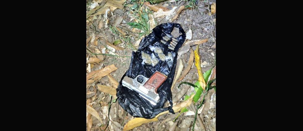 Hallan un arma y droga abandonadas en La Paz