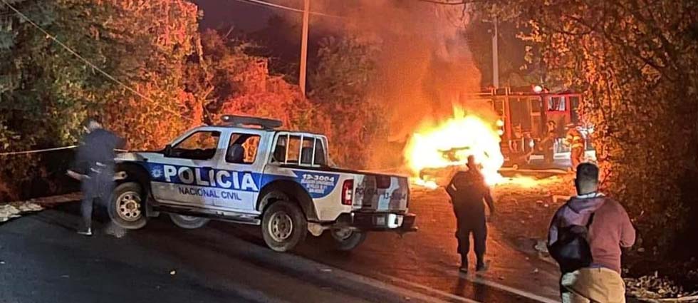 Vehículo acaba en cenizas tras incendiarse en San Vicente