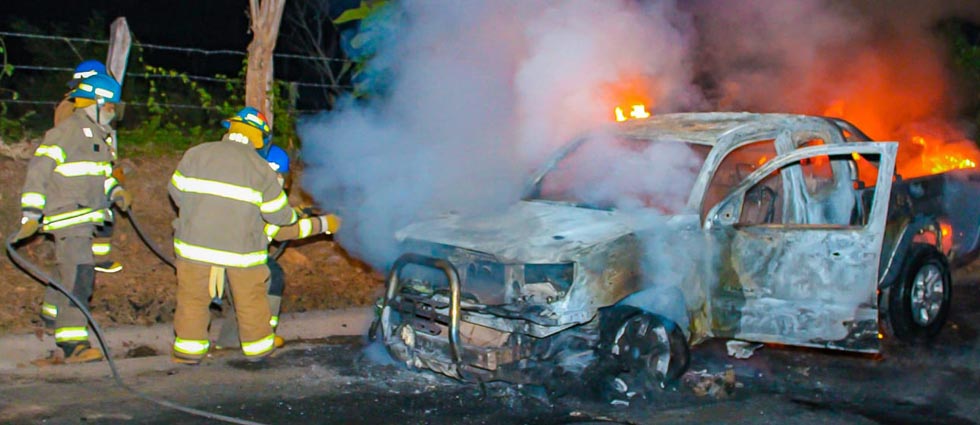 Pérdidas totales tras incendio de pick-up en Chalatenango