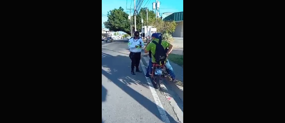 Multan a conductor por llevar a su acompañante sin casco
