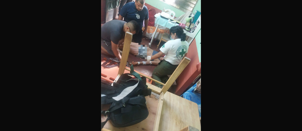 Auxilian a joven mujer tras caer del techo de una vivienda