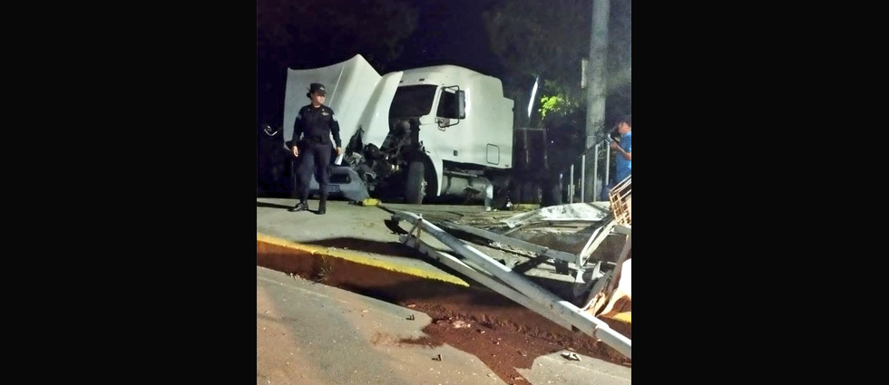 Furgón choca contra parada de autobuses en Sonsonate