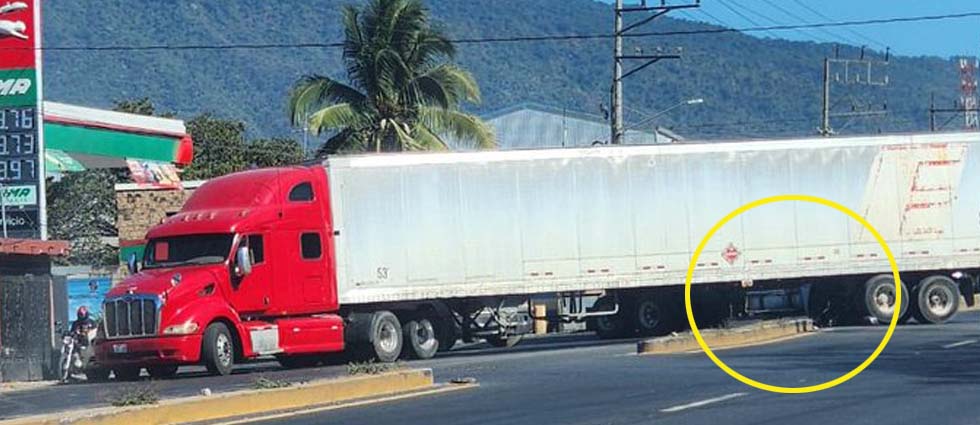 ¡Conductor se salva de milagro tras quedar bajo un tráiler!