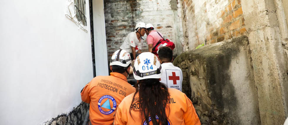 Auxilian a mujer que cayó en una quebrada