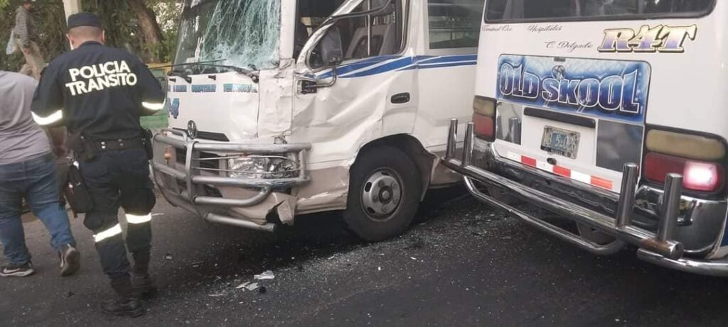 Microbuseros de ruta 4 y 4T chocan en avenida Paleca, Ciudad Delgado