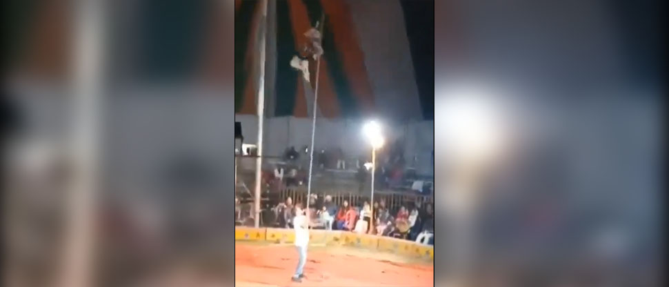 Acróbata de circo indio pierde la vida asfixiada ejecutando un mortal espectáculo