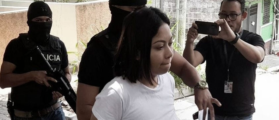 Mandan a juicio a mujer por quitarle la vida a su expareja, un sargento de la fuerza armada