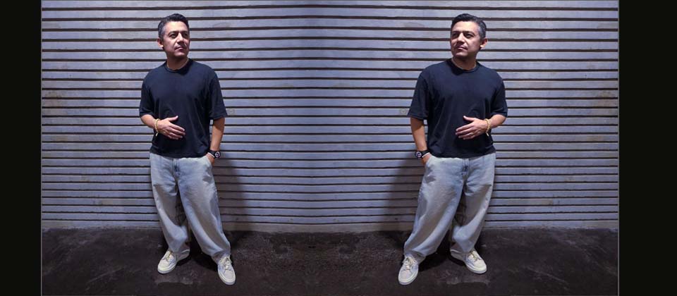 Alex Pineda deja el traje negro para despedir el 2023