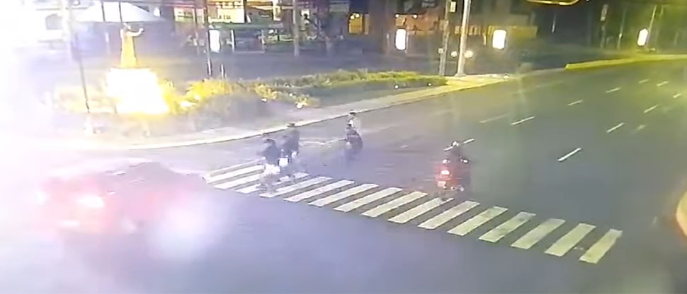 Captan instante justo cuando automovilista atropella a 2 policías en el Salvador del Mundo