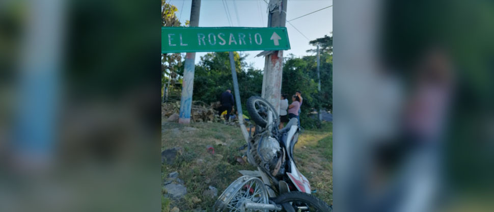 Motociclista pierde el control y se estrella contra poste en El Rosario, La Paz