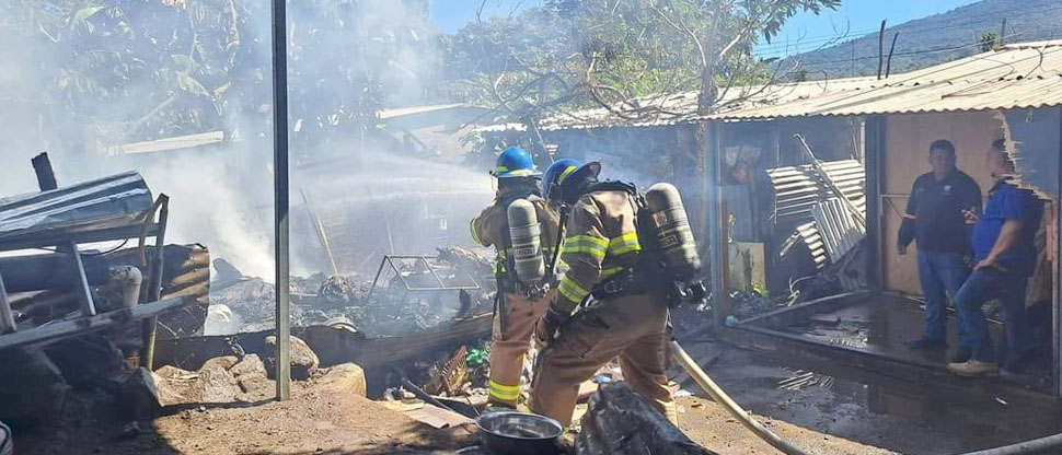 Familia lo pierde todo tras incendiarse su vivienda en Usulután